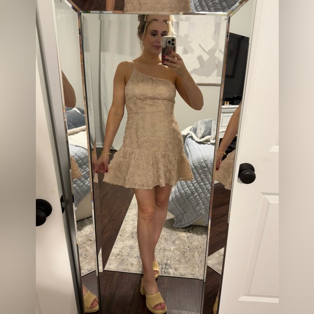 Elegant One-Shoulder Flower Dress in Cream - Picture 8 of 8